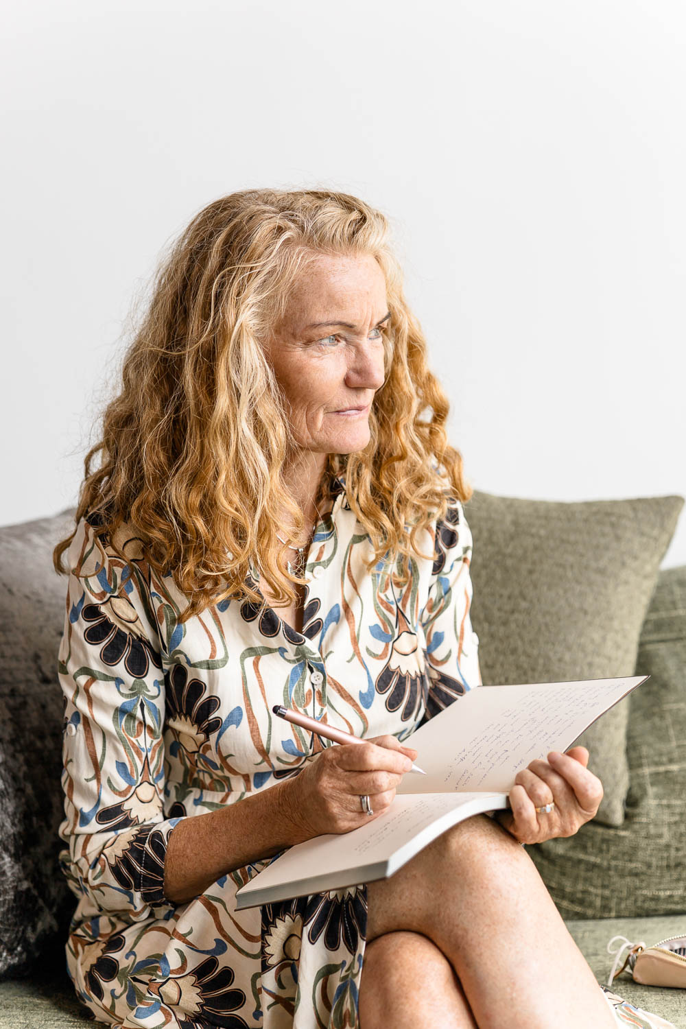 Barbara Kast beim Schreiben
