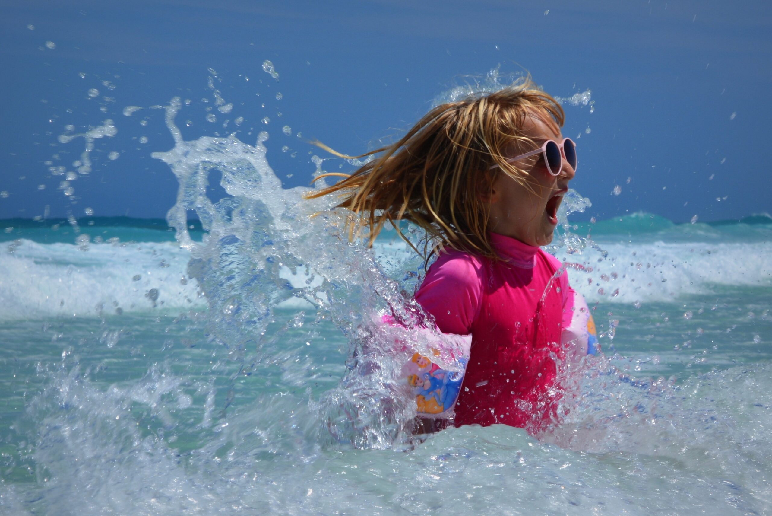Starkes Mädchen im Wasser